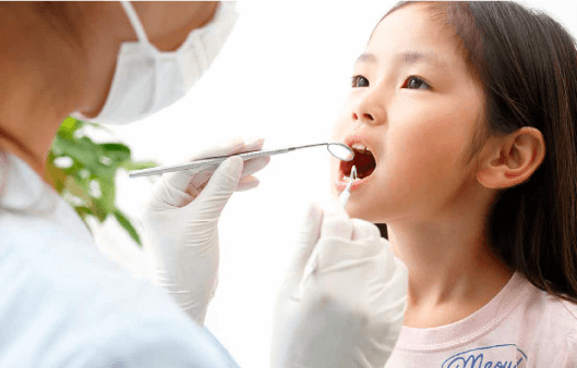 歯の検査を受ける子ども